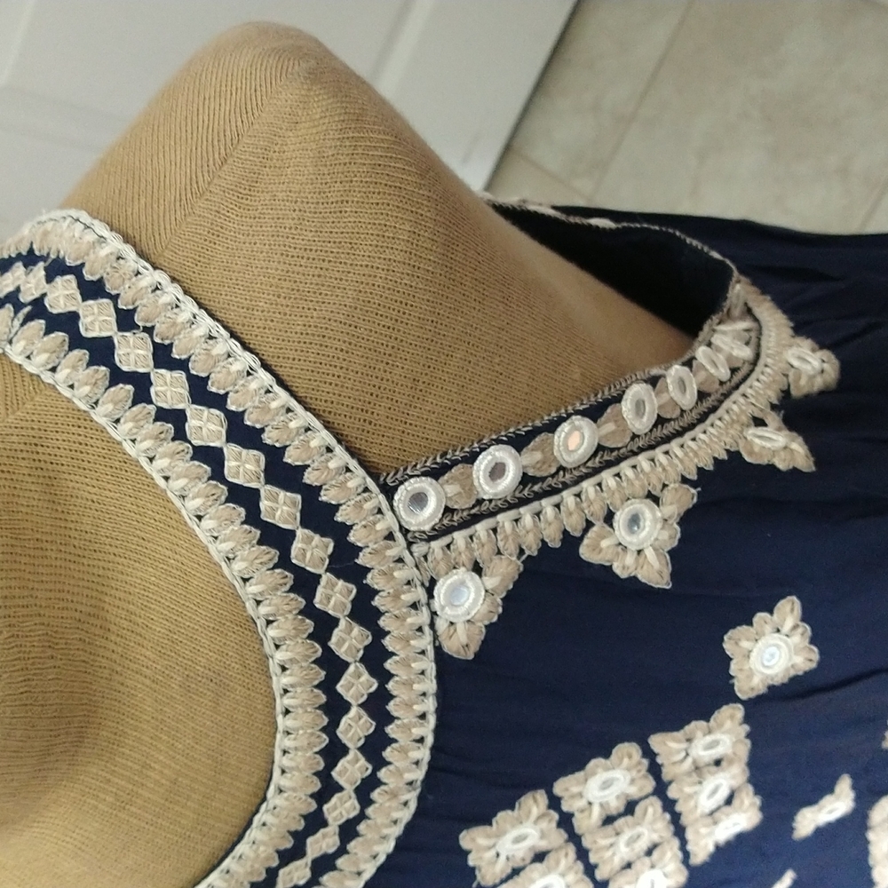 Saftire Embroidered Sleeveless Blouse - Picture 4 of 6